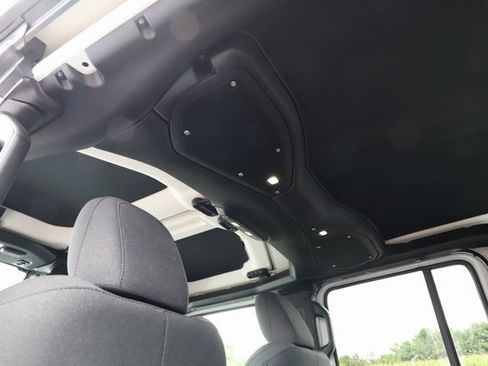 Used 2024 Jeep Gladiator Sport image 19