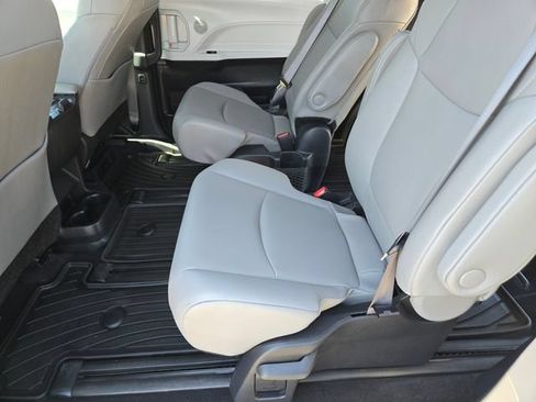 Used 2025 Toyota Sienna XLE FWD image 11
