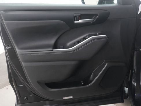 Used 2025 Toyota Highlander XLE image 24