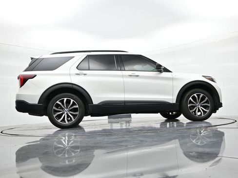 Used 2025 Ford Explorer ST-Line image 24