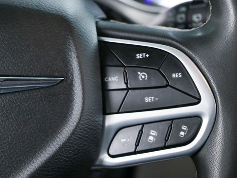 Used 2022 Chrysler Pacifica Touring-L FWD image 14
