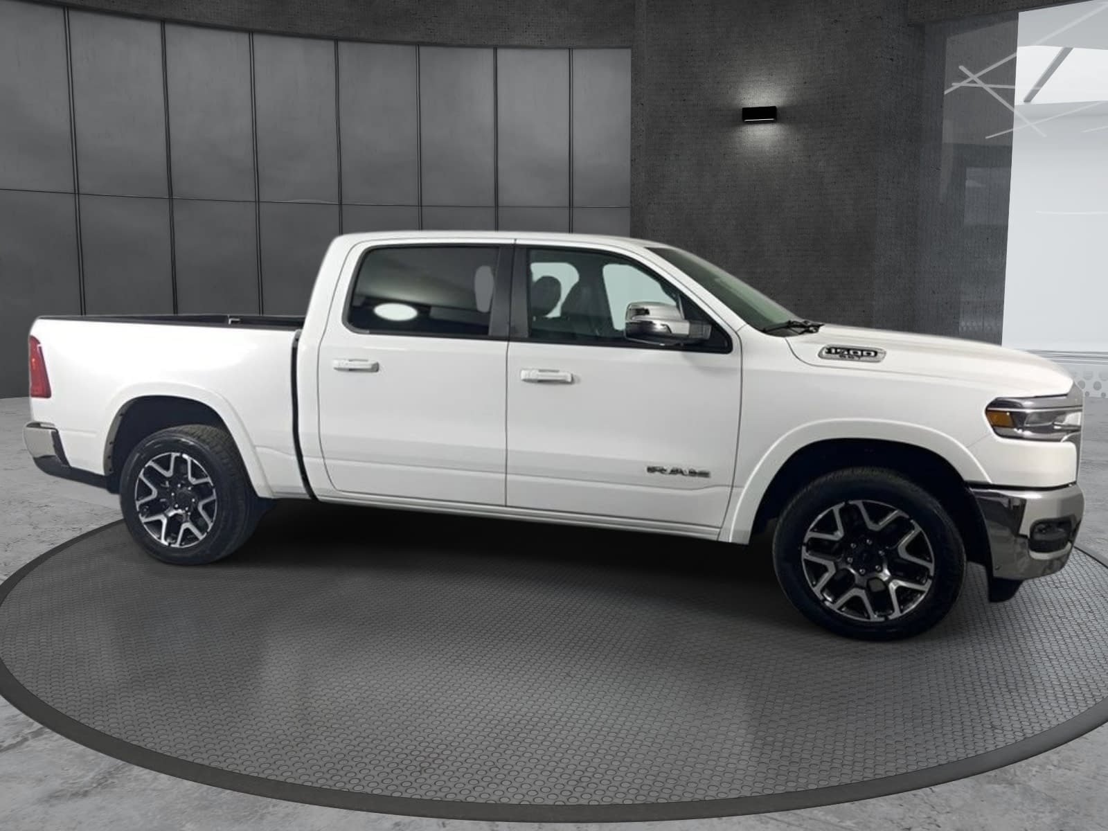 Used 2025 RAM 1500 Laramie AWD/4WD image 4