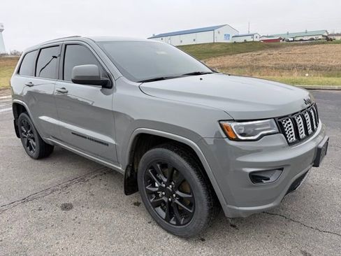 Used 2022 Jeep Grand Cherokee Laredo X image 3