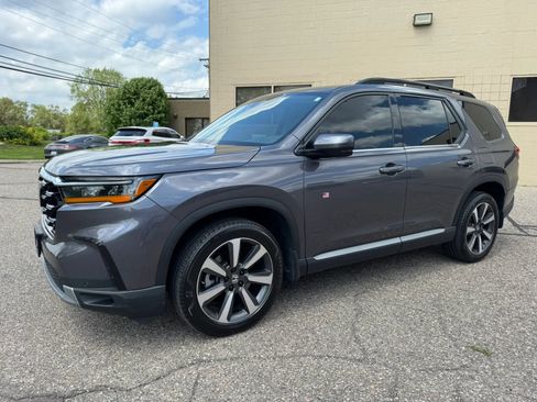 Used 2025 Honda Pilot Touring image 4