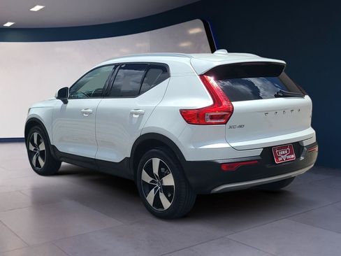 Used 2021 Volvo XC40 T4 Momentum w/ Premium Package FWD image 3