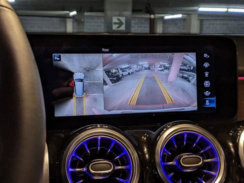 Used 2022 Mercedes-Benz GLB 250 4MATIC image 17