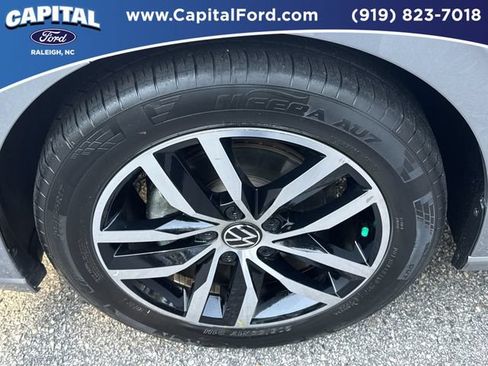Used 2025 Volkswagen Jetta SE FWD image 13