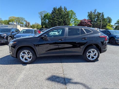 Used 2024 Chevrolet Trax LS w/ LS Convenience Package image 2