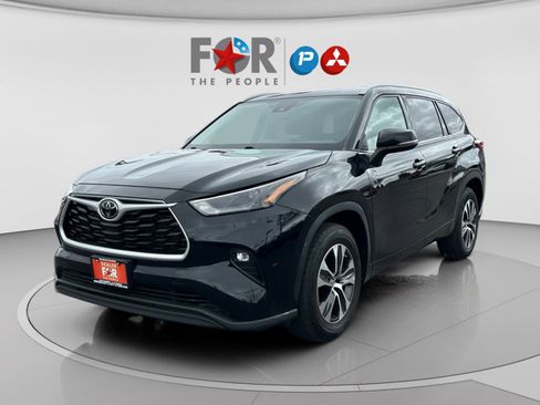 Used 2022 Toyota Highlander XLE image 1