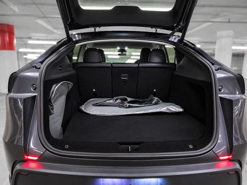 Used 2026 Tesla Model Y 2WD image 9