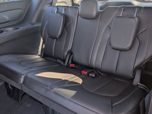 New 2026 Chrysler Pacifica Select image 12