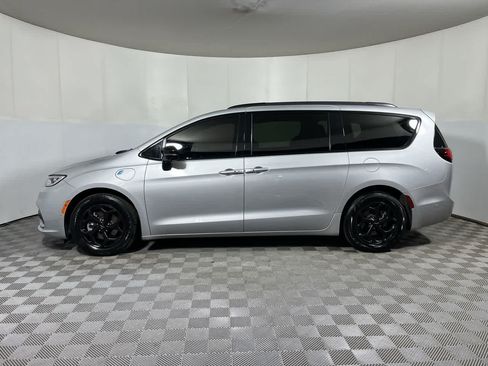 Used 2024 Chrysler Pacifica Premium FWD image 5