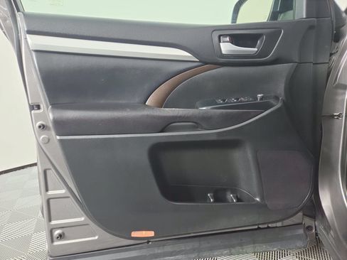 Used 2016 Toyota Highlander XLE AWD/4WD image 13