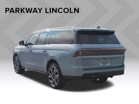 Used 2026 Lincoln Navigator L Reserve AWD/4WD image 3