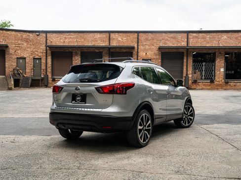 Used 2017 Nissan Rogue Sport SL FWD image 2