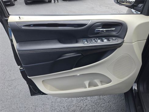 Certified 2019 Dodge Grand Caravan SXT image 23