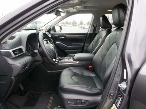Used 2021 Toyota Highlander Platinum image 18