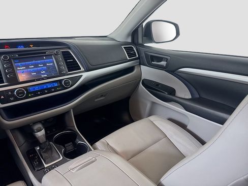 Used 2018 Toyota Highlander XLE AWD/4WD image 25