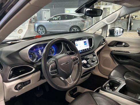 Used 2023 Chrysler Pacifica Touring-L FWD image 27