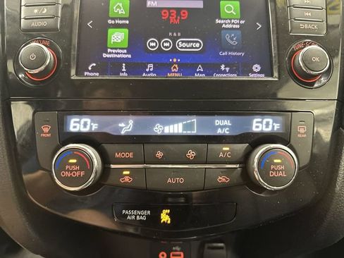 Used 2018 Nissan Rogue SL FWD image 22