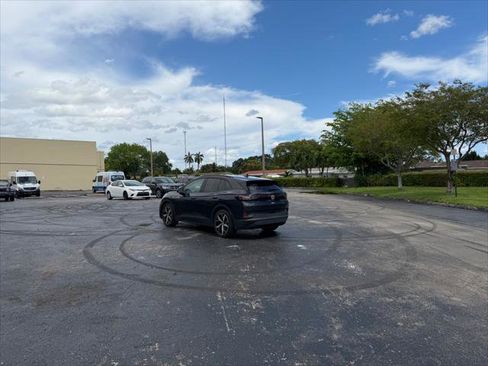 Used 2023 Volkswagen ID.4 Pro S image 3