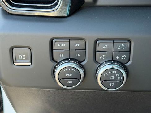 Used 2024 GMC Sierra 1500 AT4 w/ Technology Package AWD/4WD image 12