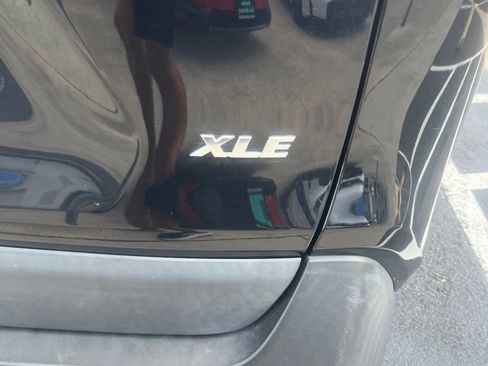 Used 2021 Toyota RAV4 XLE FWD image 5