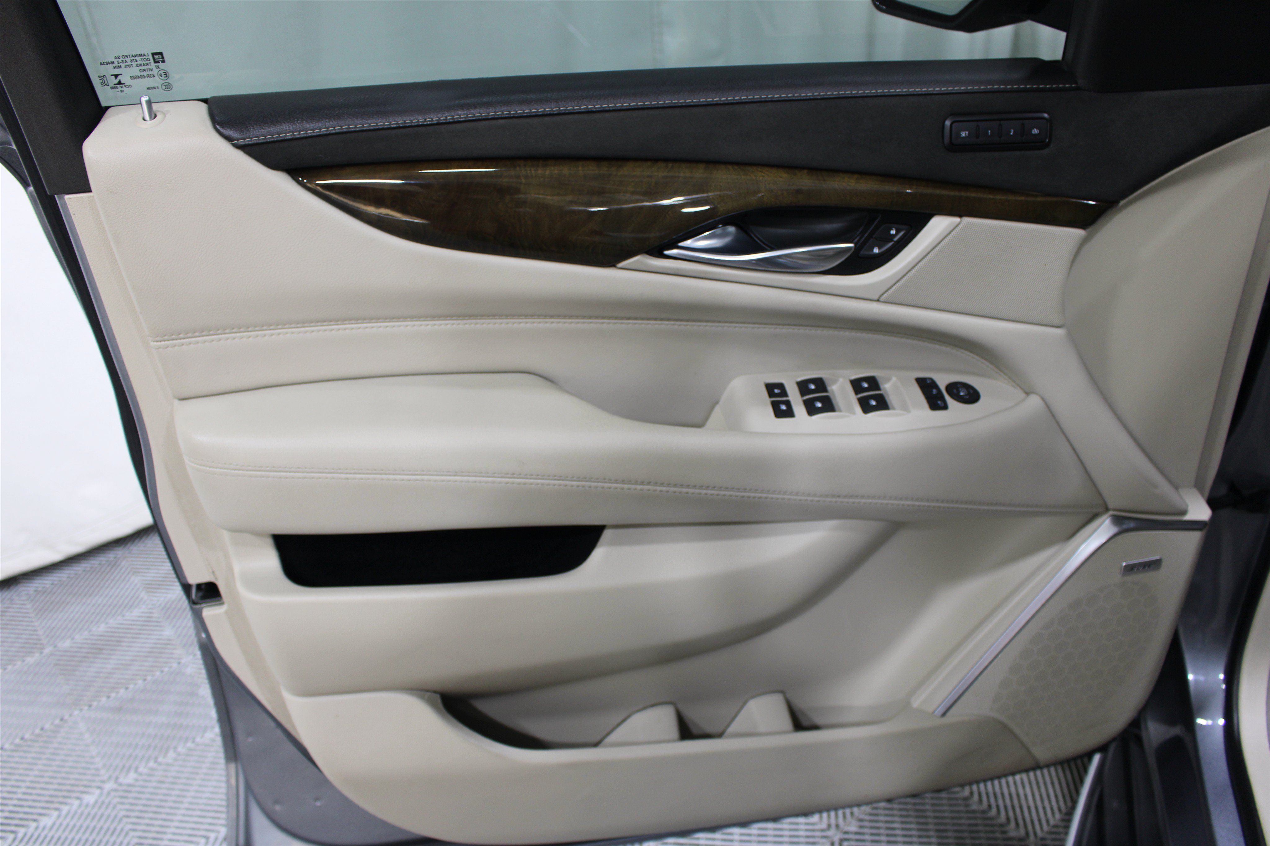 Used 2019 Cadillac Escalade Platinum Sport AWD/4WD image 6