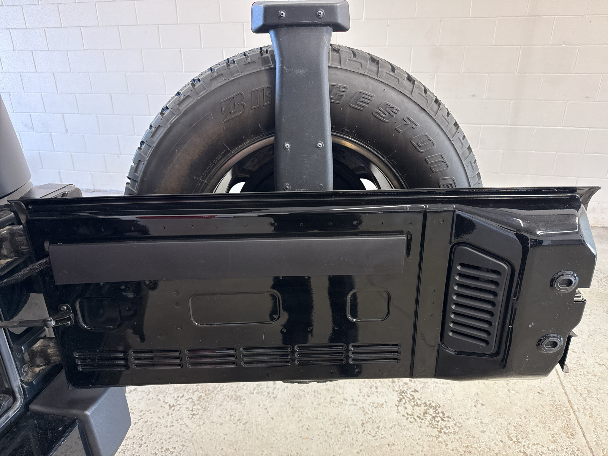 Used 2016 Jeep Wrangler Unlimited Sahara w/ Dual Top Group AWD/4WD image 23