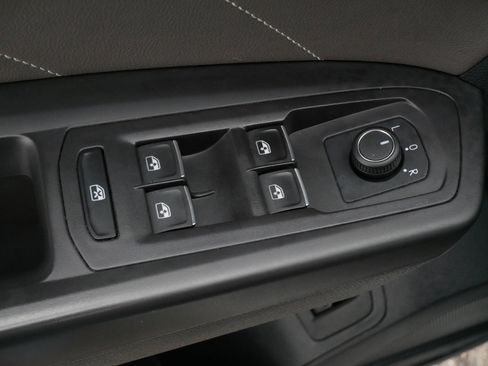 Certified 2023 Volkswagen Atlas Cross Sport SE w/ Panoramic Sunroof Package AWD/4WD image 19