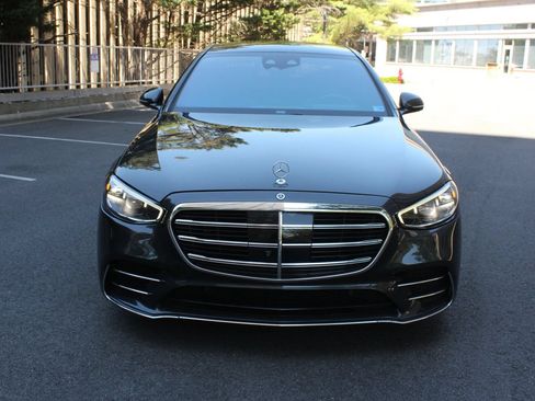 Used 2022 Mercedes-Benz S 580 4MATIC Sedan w/ AMG Line Package image 3