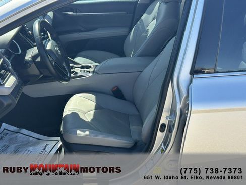 Used 2022 Toyota Camry XLE w/ Navigation Upgrade Package image 11