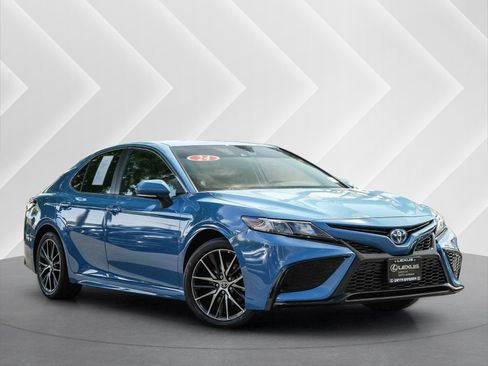Used 2024 Toyota Camry SE w/ Cold Weather Package FWD image 1
