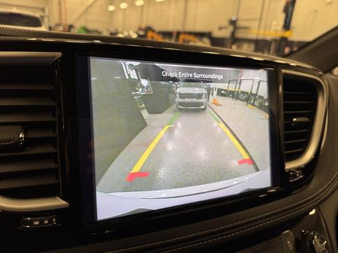 Used 2023 Chrysler Pacifica Touring-L w/ S Appearance Package image 7