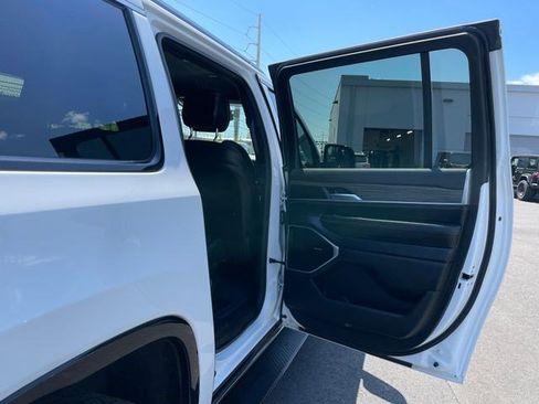 Certified 2024 Jeep Wagoneer L Series II w/ Flexible Seating Group AWD/4WD image 17