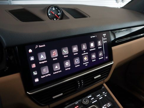 Certified 2023 Porsche Cayenne w/ Premium Package AWD/4WD image 19