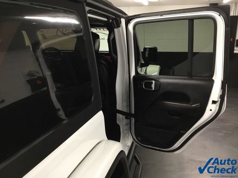 Used 2018 Jeep Wrangler Unlimited Rubicon AWD/4WD image 37