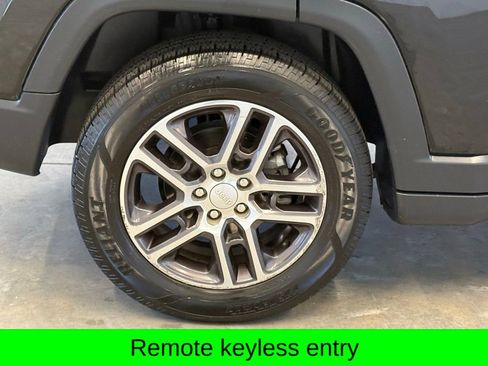 Used 2018 Jeep Compass Latitude w/ Popular Equipment Group FWD image 4