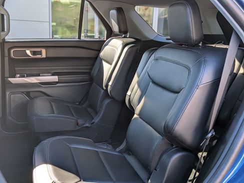 Used 2022 Ford Explorer XLT w/ Equipment Group 202A image 28