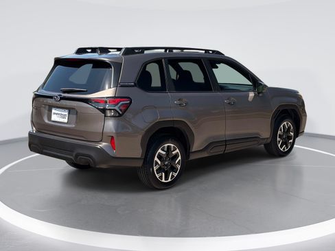 Used 2025 Subaru Forester Premium AWD/4WD image 9