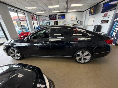 Used 2018 Honda Accord Touring image 10