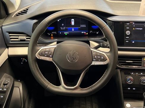 Certified 2022 Volkswagen Taos SE FWD image 19