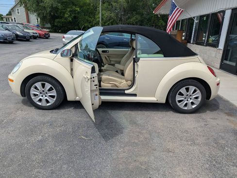 Used 2006 Volkswagen Beetle Convertible w/ Package 1 FWD image 5