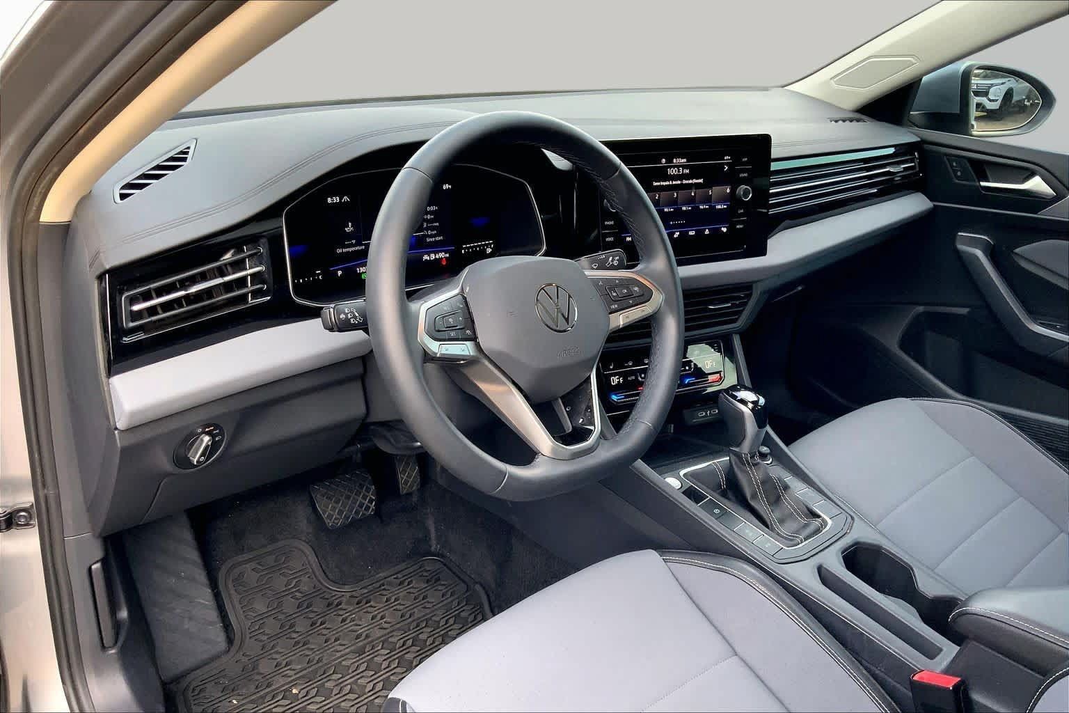 Used 2026 Volkswagen Jetta SE FWD image 17