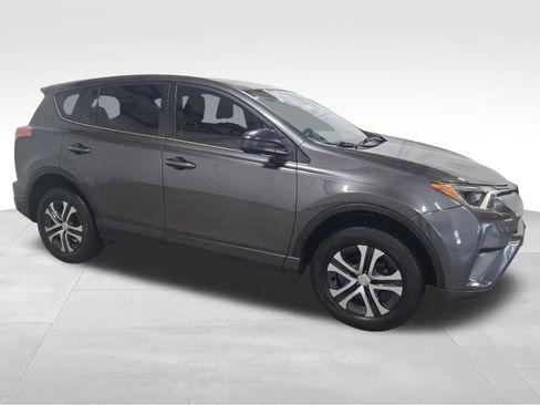 Used 2018 Toyota RAV4 LE FWD image 3