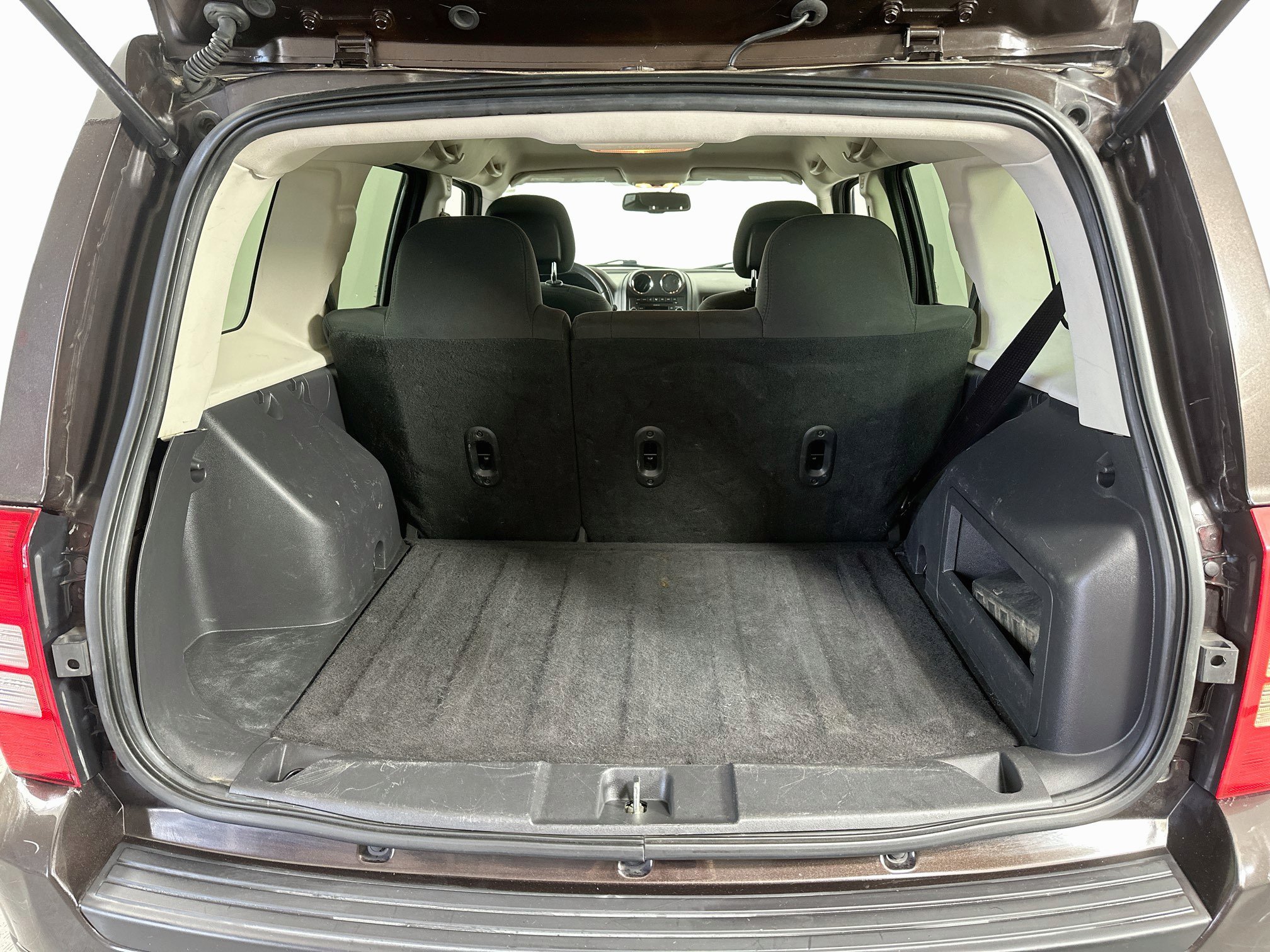 Used 2014 Jeep Patriot Latitude FWD image 24