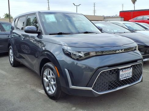 Used 2025 Kia Soul LX w/ LX Technology Package image 3