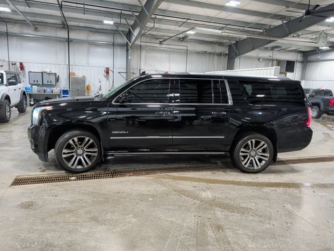 Used 2019 GMC Yukon XL Denali w/ Denali Ultimate Package image 5