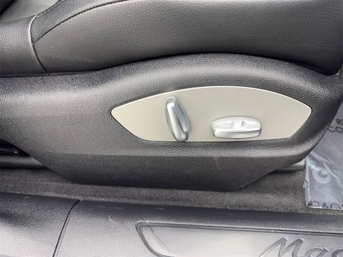 Used 2022 Porsche Macan image 46
