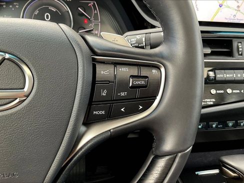 Used 2025 Lexus ES 300h w/ Luxury Package image 21